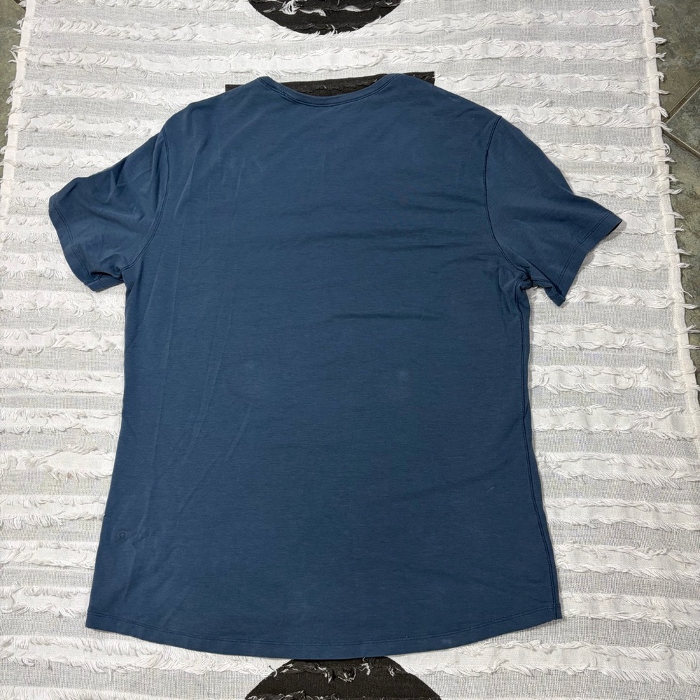 Lululemon Men's  Navy Crew Neck Short Sleeve Athleisure T Shirt Stretch Ptp 21”